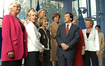 El presidente de la Comisión Europea, José Manuel Durão Barroso, con las comisarias del nuevo Ejecutivo comunitario.
