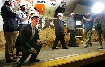 Alberto Ruiz-Gallardón, agachado delante del consejero Francisco Granados, visita las obras de mejora de la línea 3 del metro. rnrn BERNARDO PÉREZ