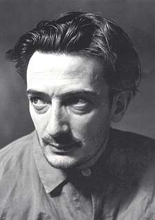 Dalí en 1939 durante el montaje del pabellón  El sueño de Venus. 