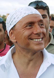Silvio Berlusconi luce su  bandana. 
