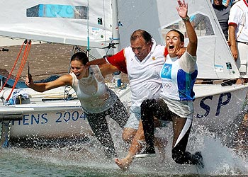 Natalia Vía-Dufresne (a la derecha) y Sandra Azón se lanzan al agua junto al director del equipo olímpico español, José María Benavides, tras conquistar la medalla de plata en la clase  470 .