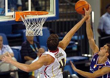 Gasol se impone a Vujanic en la lucha por un rebote.
