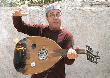 Ahmed Sanussi, cuyo nombre artístico es 'Bziz'.