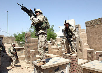 Un soldado estadounidense dispara contra los insurgentes desde el cementerio de Nayaf.