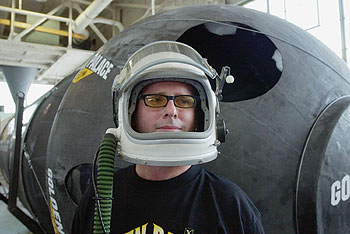 Brian Feeney, piloto del proyecto  Da Vinci , posa para los fotógrafos tras una rueda de prensa.