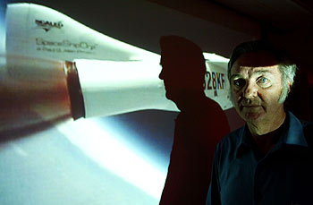 El diseñador de aviones Burt Rutan, en una presentación del  SpaceShipOne  en Londres. rnrn