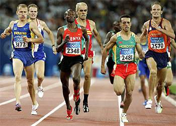 Reyes Estévez (en medio, tras un keniano), siempre atento en el grupo de cabeza durante su semifinal de ayer.