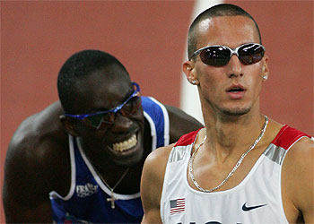 El estadounidense Jeremy Wariner observa el marcador electrónico tras su semifinal.rnrnMaría Muttola.