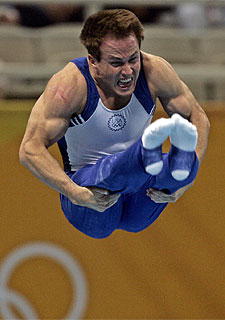 El estadounidense Paul Hamm, sobre las paralelas.