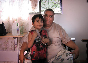 Norma Andrade y su nieto.