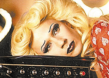 John Cameron Mitchell, en una escena de la película  Hedwig and the angry inch,  dirigida por él mismo.
