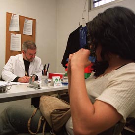 Consulta en un centro de atención para transexuales.