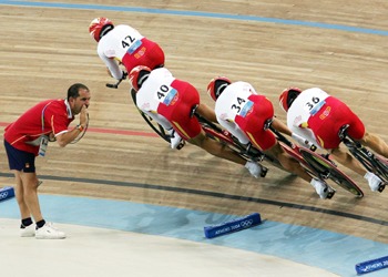 Jaume Mas, director técnico del equipo español, imparte instrucciones desde la  pelouse. 