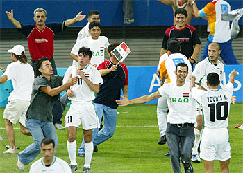 Los futbolistas iraquíes festejan una de sus victorias en Atenas.