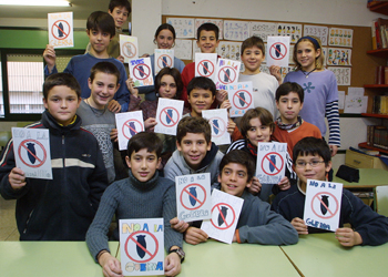 Actividades escolares contra la guerra en un colegio de educación primaria en Barcelona.