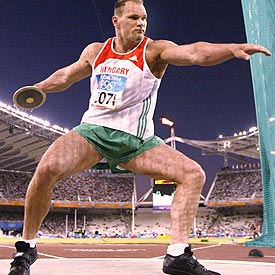 El húngaro Robert Fazekas, en uno de sus lanzamientos del disco.