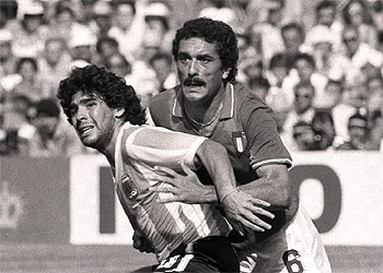 Maradona es placado por Gentile en el partido que Argentina perdió ante Italia en el Mundial de España 1982.