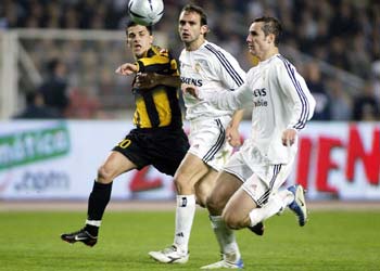 Raúl Bravo pugna junto a Helguera y el zaragocista Villa en la pasada final de la Copa del Rey.