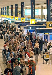 Viajeros esperan a su vuelo en el aeropuerto de Heathrow.
