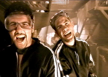 David (a la izquierda) y José Muñoz, en una imagen del videoclip de  Pastillas de freno. 