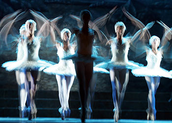 Escena de  El lago de los cisnes  durante los ensayos del Ballet Nacional de Cuba en el teatro Albéniz de Madrid.