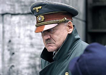 Bruno Ganz interpreta a Hitler en la película  El hundimiento,  de Oliver Hirschbiegel.