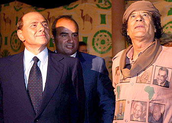 El primer ministro italiano, Silvio Berlusconi, y el líder libio, Muammar el Gaddafi, anoche antes de la cena que compartieron.