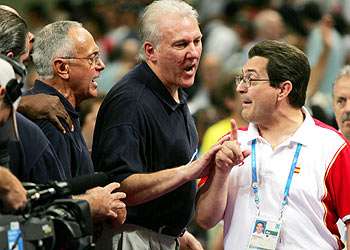 Larry Brown y Gregg Popovich (en medio) discuten con Mario Pesquera sobre el último tiempo muerto de Estados Unidos, cuando su victoria ya era segura.