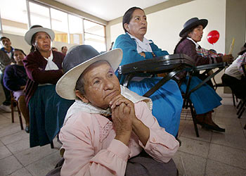 Mujeres de Ayacucho siguen por televisión las conclusiones de la Comisión de la Verdad, en abril pasado. rnrn AP