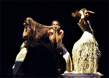 Escena del espectáculo de Carles Santos  El compositor, la cantante, el cocinero y la pecadora .