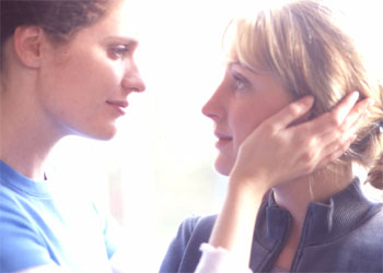 Justine Mitchell y Flora Montgomery, en una imagen de la comedia  La memoria de los peces,  de Liz Gill.