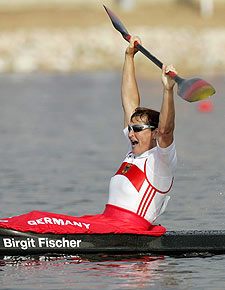 Birgit Fischer levanta el remo celebrando su victoria.