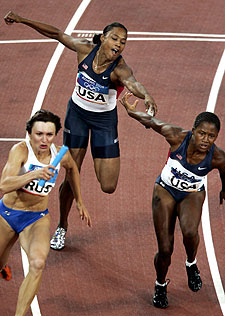 Las estadounidenses Marion Jones y Lauryn Williams, en uno de los intentos fallidos de traspasarse el testigo durante la prueba de relevos en la que fueron descalificadas.