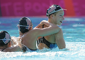 Tamara Crow, al frente de su equipo de sincronizada.