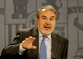 Pedro Solbes se dirige a los periodistas durante la conferencia de prensa posterior al Consejo de Ministros.