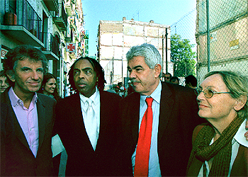 Jack Lang, Gilberto Gil, Pasqual Maragall y su esposa, Diana Garrigosa (de izquierda a derecha), en Barcelona en octubre del año pasado.