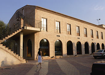 El hotel Ad Hoc Parque está muy cercano a un club de golf y a un  spa. 