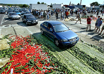 Los agricultores franceses causan colas de 15 kilómetros en el paso de La Jonquera