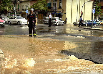 La rotura de una tubería inunda la avenida del Puerto de Valencia