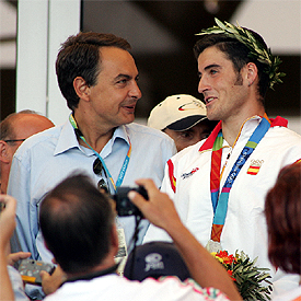 ZAPATERO FELICITA A CAL Y VUELA CON NAVARRO.