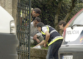 Agentes de policía toman muestras en el lugar donde explotó el artefacto de Santiago de Compostela.