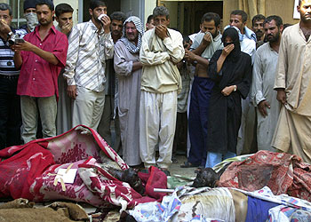 Un grupo de civiles contempla los cadáveres descubiertos en el Tribunal de Justicia de Al Sáder en Nayaf.