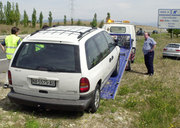 Una grúa recoge un coche averiado en la N-I a la altura de Vitoria.