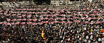 Los manifestantes llevan, durante la marcha de Nueva York, ataúdes cubiertos con la bandera estadounidense como símbolo de los soldados muertos en Irak.