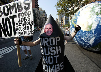 Un hombre protesta contra la guerra en la marcha de Nueva York.