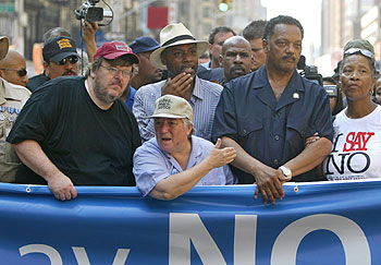 Moore (izquierda), Cagan (centro) y Jackson, al frente de la marcha.
