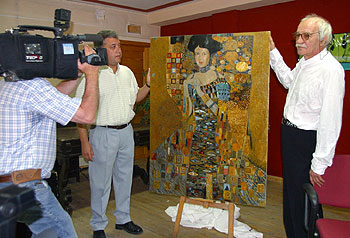 Erik el Belga, a la derecha, enseña junto al alcalde de Cúllar, José Miguel Martínez,  La diva,  inspirado en Klimt.