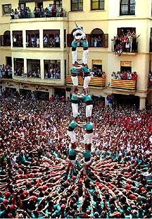 La  torre de vuit  de los de Vilafranca en el momento de ser coronada por el  anxaneta. 