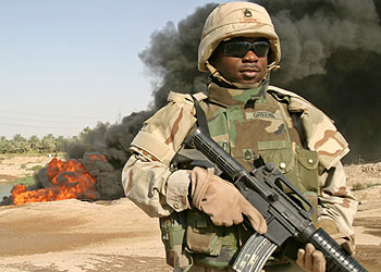 Un soldado estadounidense vigila un oleoducto saboteado por los insurgentes cerca de Bagdad.