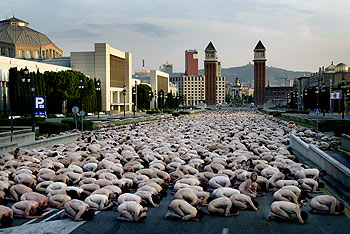 El alcalde de Barcelona desautoriza un  tríptico, editado con apoyo municipal, que  defiende el derecho a ir sin ropa por la calle.